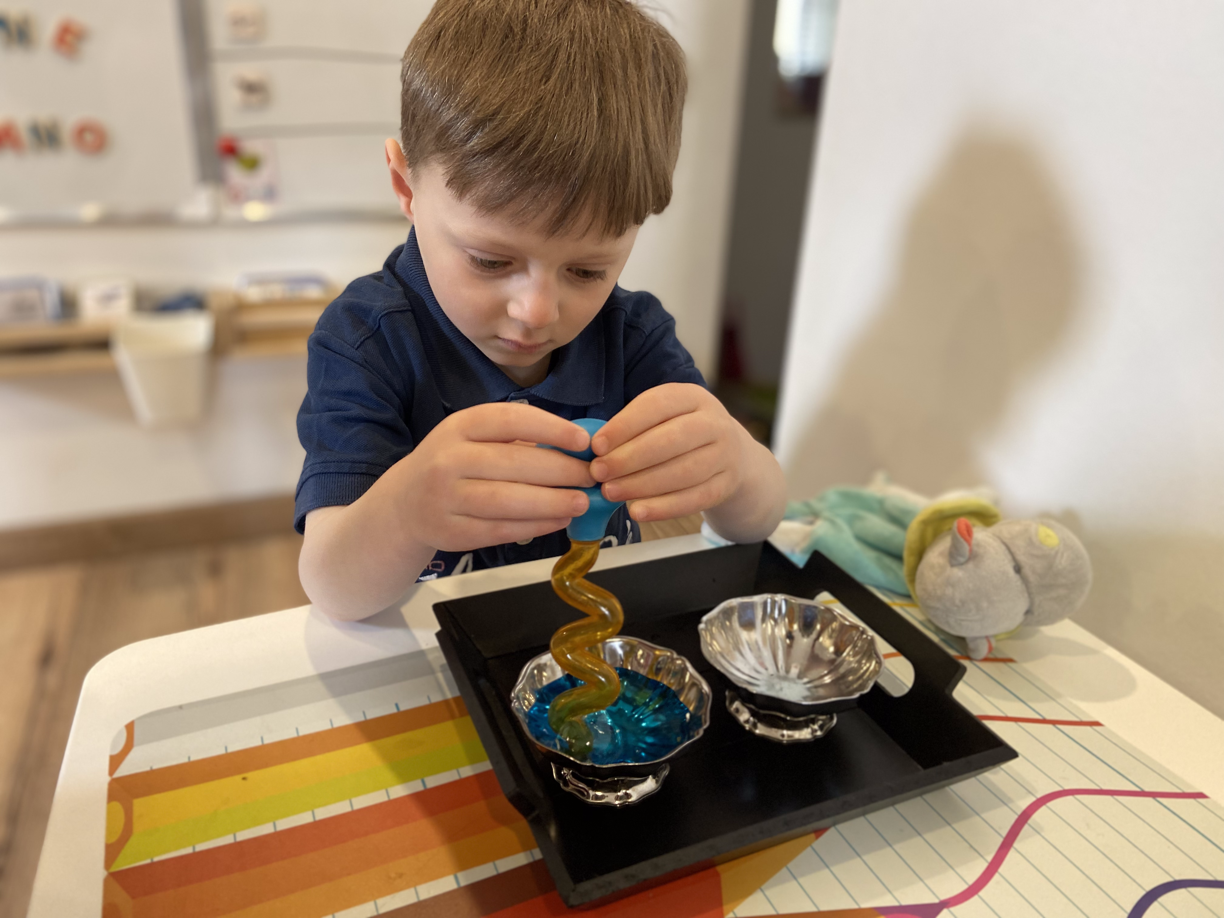 Un jeune enfant jouant