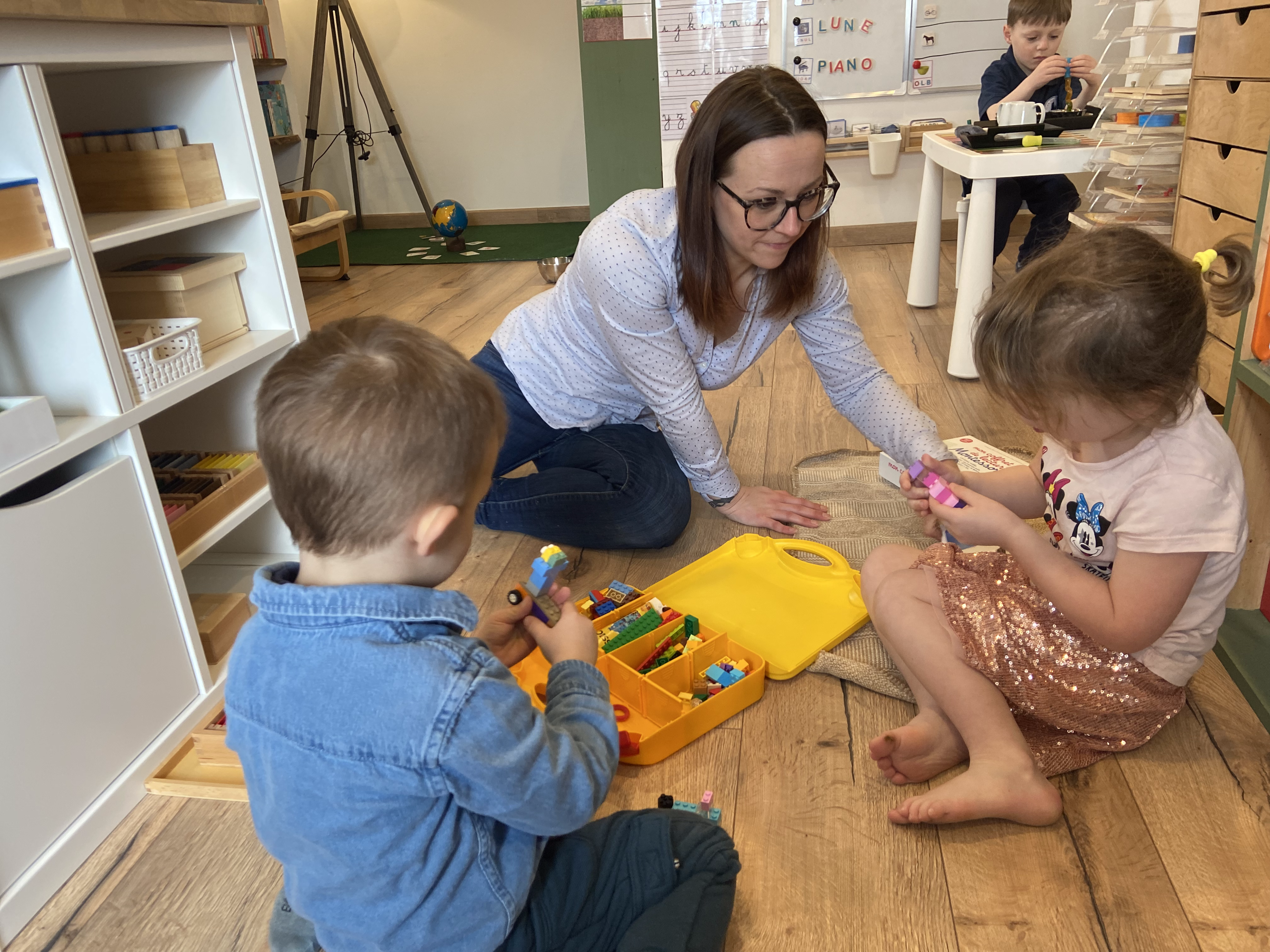 Des enfants jouant avec des jeux de construction